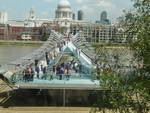 London  Tate Modern  Die Millennium Bridge mit der St Pauls Cathedral (GB).